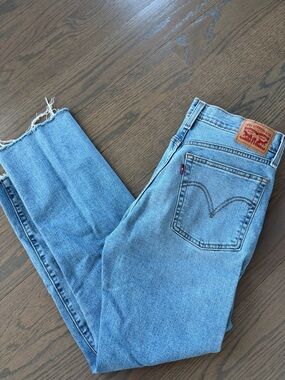 NEW WO TAG LEVIS Wedgie Straight Light Blue Distressed Jeans Size 29